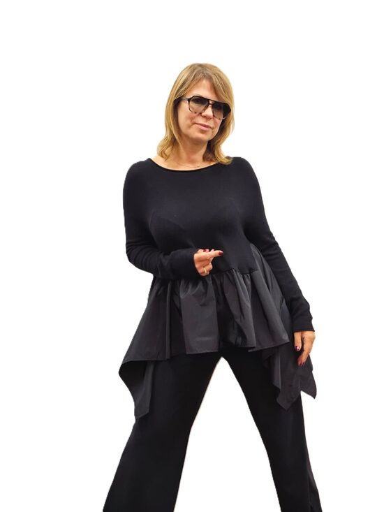 Melns džemperis ar volānu 